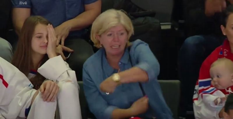 Maminka Jakuba Voráčka předvedla, že hokeji rozumí víc než dobře.