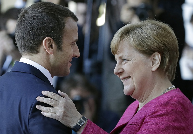Nový francouzská prezident Emmanuel Macron u německé kancléřky Angely Merkelové. 