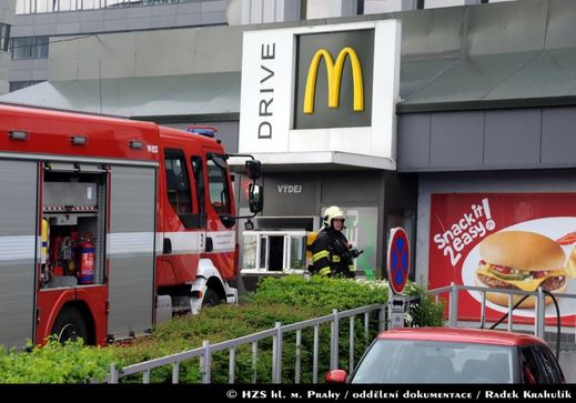 Hasiči před restaurací McDonald's.