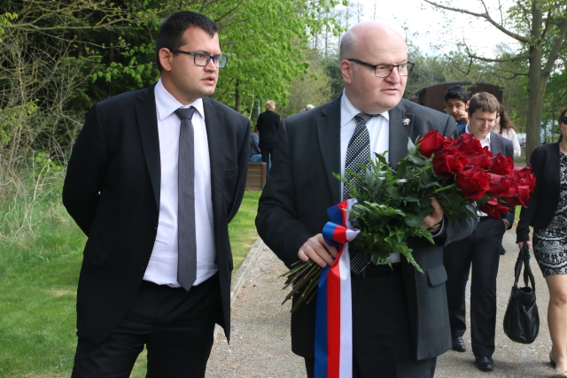 Ministr pro lidská práva Jan Chvojka (vlevo) a ministr kultury Daniel Herman na pietním aktu v Letech na Písecku. Ministr pro lidská práva Jan Chvojka (vlevo) a ministr kultury Daniel Herman na pietním aktu v Letech na Písecku.