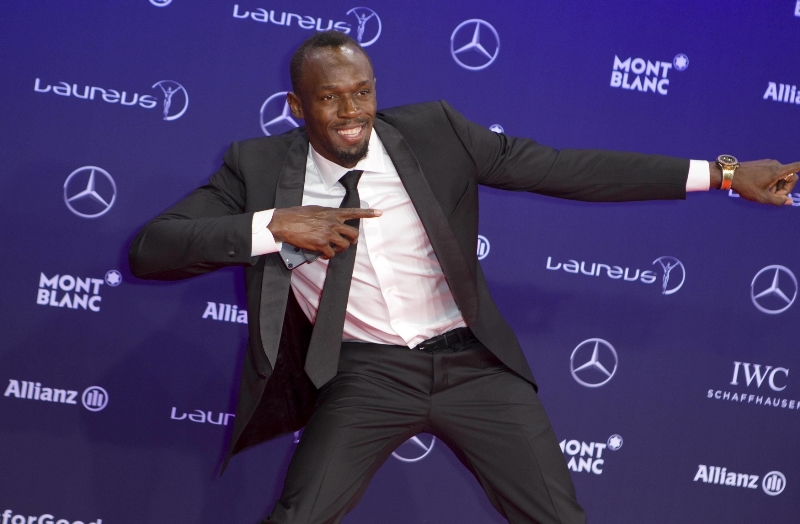 Usain Bolt a jeho tradiční gesto, které tentokrát předvádí v pro něj trochu nezvyklém oblečení. Usain Bolt a jeho tradiční gesto, které tentokrát předvádí v pro něj trochu nezvyklém oblečení.