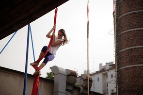 Festival Nuselské dvorky nabídne moderní cirkus i workshopy.