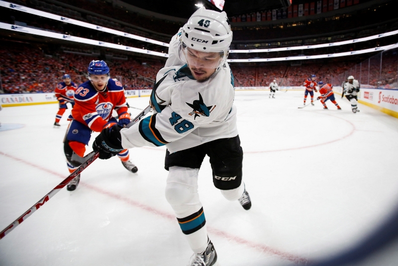 Hokejový útočník Tomáš Hertl v dresu San Jose (ilustrační foto) Hokejový útočník Tomáš Hertl v dresu San Jose (ilustrační foto)