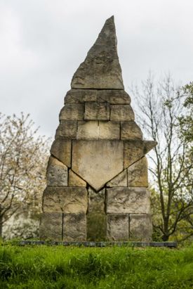 Na snímku čtyřmetrová kopie trpaslíka podle návrhu sochaře Kurta Gebauera v hořickém sochařském parku.