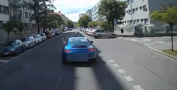 Řidič porsche vybržďoval hasiče v Praze. Řidič porsche vybržďoval hasiče v Praze.