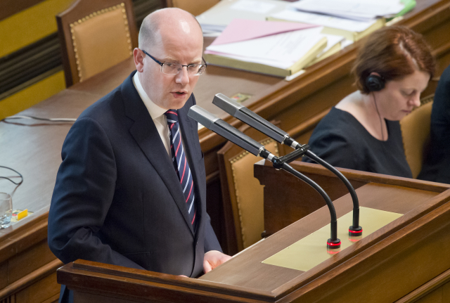 Premiér Bohuslav Sobotka na schůzi Poslanecké sněmovny.