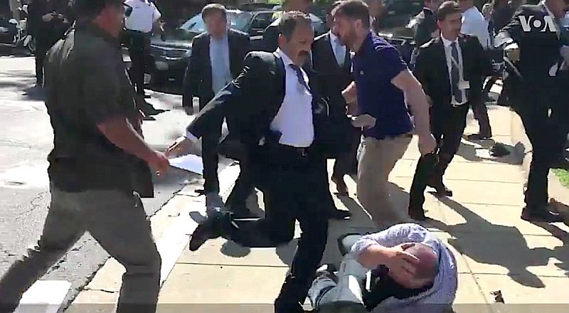 Potyčka před tureckou ambasádou ve Washingtonu.