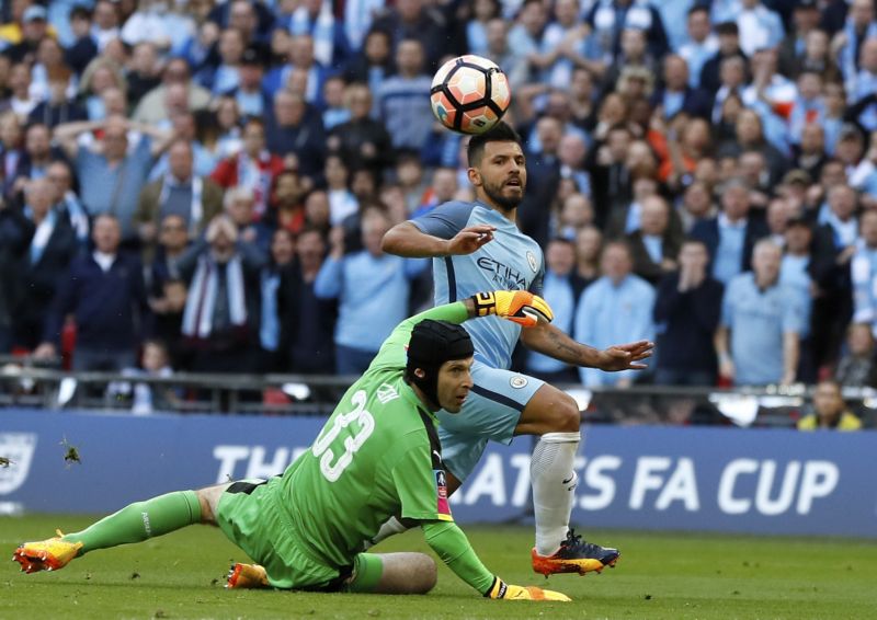 Petr Čech udržel naděje Arsenalu na Ligu mistrů. Petr Čech udržel naděje Arsenalu na Ligu mistrů.