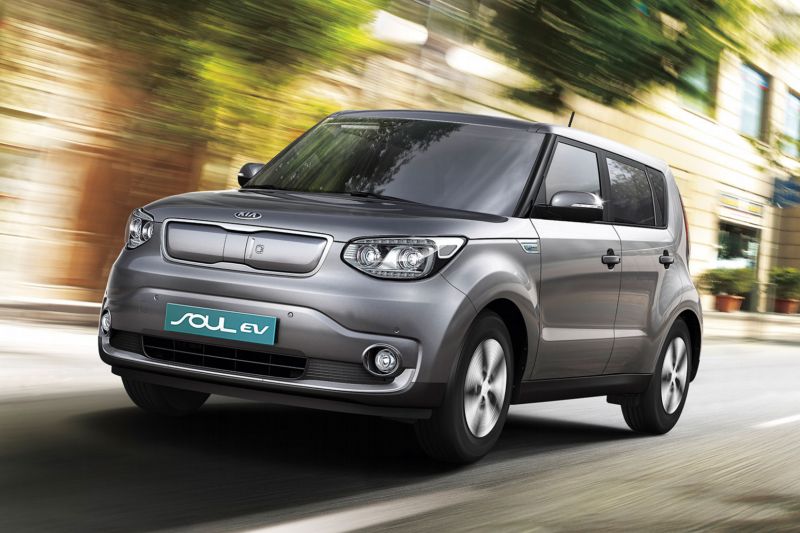 Elektromobil Kia Soul EV nyní ujede až 250 km na jedno nabití baterií. Elektromobil Kia Soul EV nyní ujede až 250 km na jedno nabití baterií.