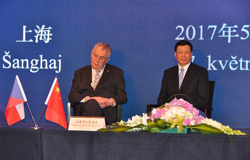 Prezident Miloš Zeman a primátor Šanghaje Jing Jung.