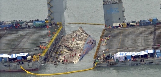 Potopený jihokorejský trajekt Sewol.