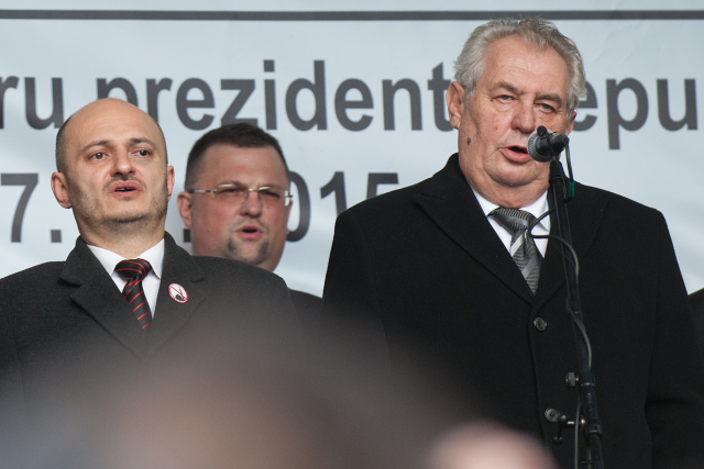 Miloš Zeman vystoupil před dvěma lety na Albertově zároveň s organizací Blok proti islámu (na snímku s předsedou bloku Martinem Konvičkou). Miloš Zeman vystoupil před dvěma lety na Albertově zároveň s organizací Blok proti islámu (na snímku s předsedou bloku Martinem Konvičkou).