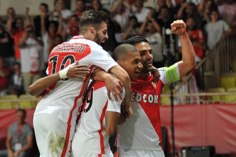 Fotbalisté Monaka slaví titul ve francouzské lize. Fotbalisté Monaka slaví titul ve francouzské lize.