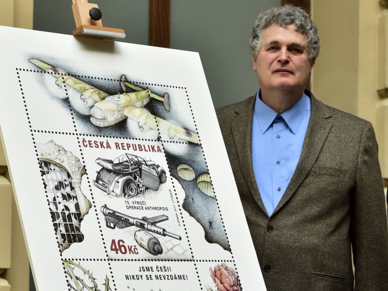 Známka zobrazuje Heydrichův mercedes zničený výbuchem, Gabčíkův samopal a granát s plastickou trhavinou. Známka zobrazuje Heydrichův mercedes zničený výbuchem, Gabčíkův samopal a granát s plastickou trhavinou.