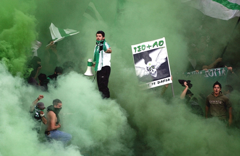 Fanoušci Panathinaikosu jsou známí tím, že si na fotbale umí zařádit. Fanoušci Panathinaikosu jsou známí tím, že si na fotbale umí zařádit.