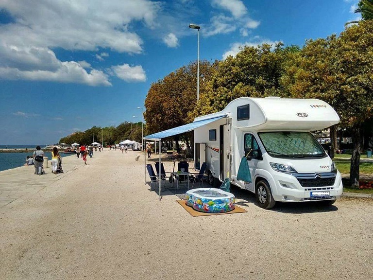 Lidé, kteří přicestovali s českým karavanem, pořádně naštvali místní v Zadaru.