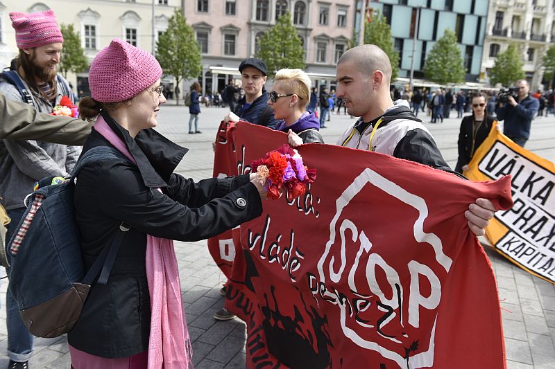 Na snímku se odpůrci krajní pravice snaží předat květinu dvojici pravicových příznivců s transparentem, kteří se sešli 1. května na náměstí Svobody v Brně k prvomájovému pochodu.
