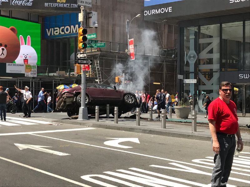 Auto na newyorské Times Square.