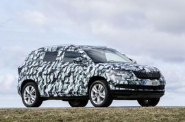 maskovaný automobil Škoda Karoq.