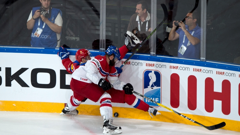 Radko Gudas v souboji s jedním z ruských hráčů.