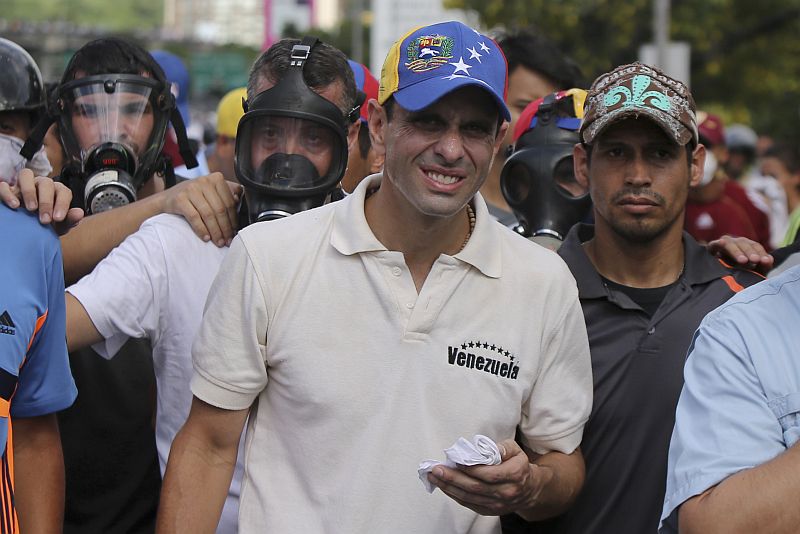 Opoziční lídr Henrique Capriles (uprostřed). Opoziční lídr Henrique Capriles (uprostřed).