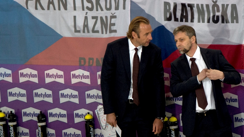 Josef Jandač s Václavem Prospalem na české střídačce. 