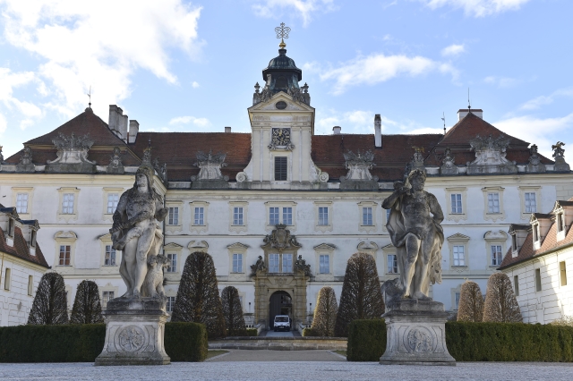 Pohár Alexandra Velikého je k vidění na zámku ve Valticích (na snímku). Pohár Alexandra Velikého je k vidění na zámku ve Valticích (na snímku).