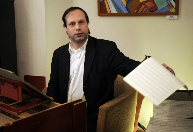 Cembalista a dirigent Ondřej Macek.