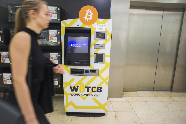 Bankomat na výměnu korun za bitcoiny v obchodním centru Arkády Pankrác v Praze.
