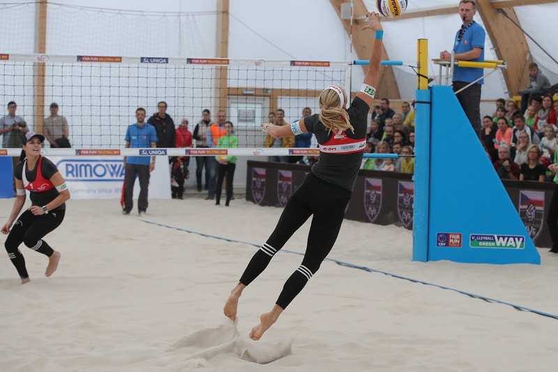 Sluková s Hermannovou postupují deštivou Brazílií.