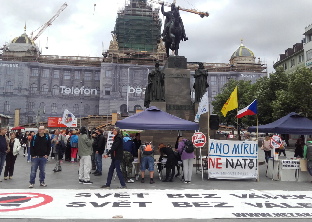 Demonstrace proti NATO.