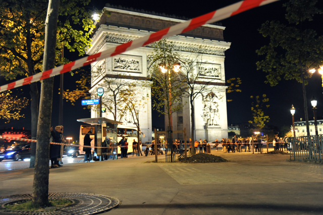 Pařížská třída Champs-Élysées po dubnovém teroristickém útoku.