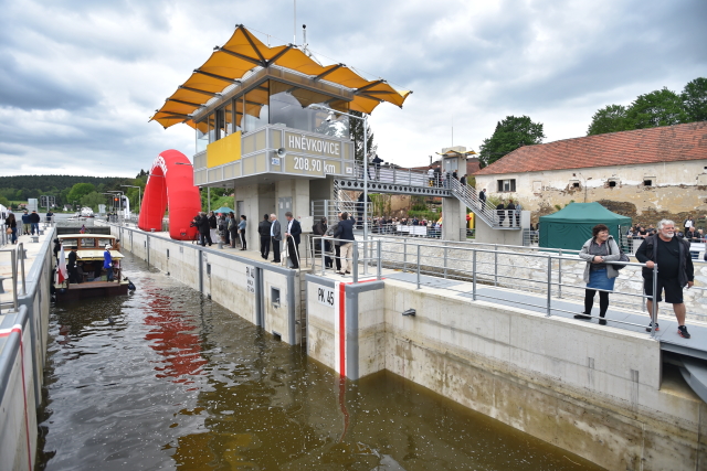 Nová plavební komora byla 20. května slavnostně otevřena na Hněvkovickém jezu u Týna nad Vltavou.