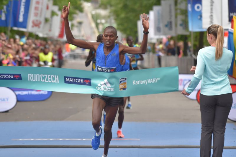 Keňský vítěz Karlovarského půlmaratonu Kimitei Wilfred.