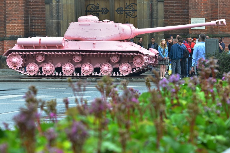 Růžový tank.