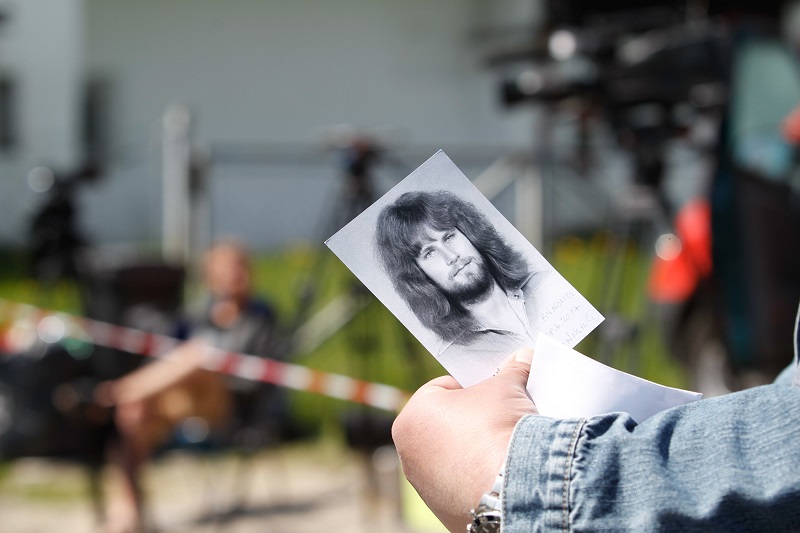 Na snímku si pan Pavel přišel před věznici pro podpis přímo od Jiřího Kajínka (na fotografii).