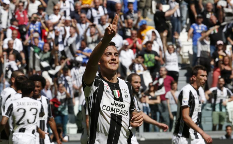Argentinský fotbalista Paolo Dybala se raduje ze vstřelené branky.