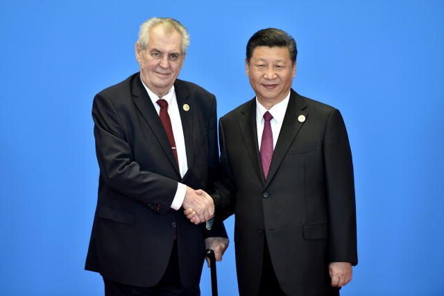 Český prezident Miloš Zeman (vlevo) s čínským prezidentem Si Ťin-pchingem.