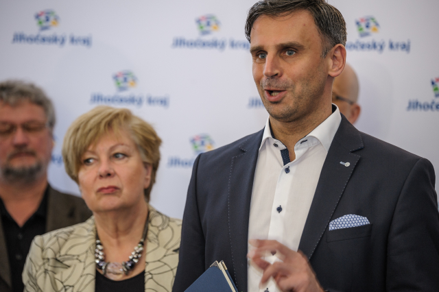 Na snímku je nová hejtmanka Ivana Stráská a Jiří Zimola.