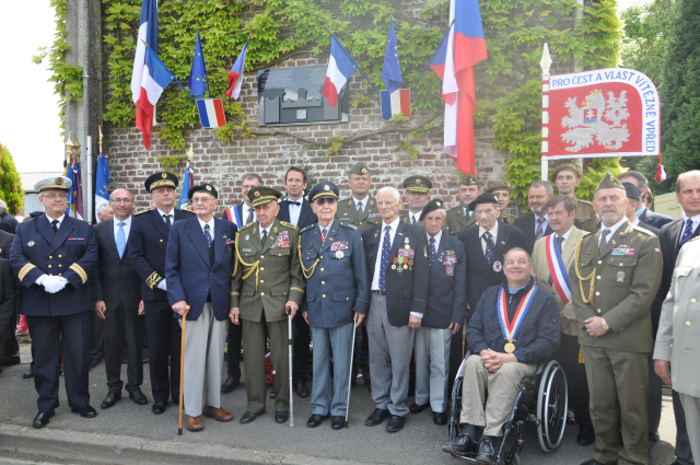 Společná fotografie válečných veteránů a dalších účastníků odhalení nové pamětní desky, která připomíná zásluhy československých vojáků při obléhání přístavu Dunkerque.
