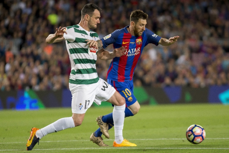 Lionel Messi nakonec dal dva góly, ale Barceloně to k titulu nepomohlo. Lionel Messi nakonec dal dva góly, ale Barceloně to k titulu nepomohlo.