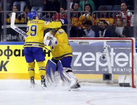 Henrik Lundqvist a William Nylander slaví vítězství na MS.