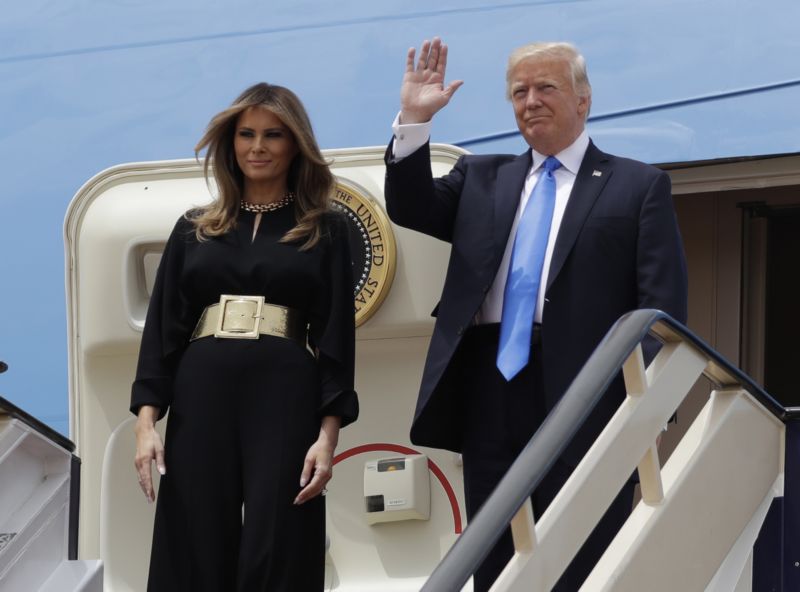 Melanie Trumpová, narozdíl od své předchůdkyně Michelle Obamové, neměla během návštěvy Saúdské Arábie na hlavě šátek. Melanie Trumpová, narozdíl od své předchůdkyně Michelle Obamové, neměla během návštěvy Saúdské Arábie na hlavě šátek.
