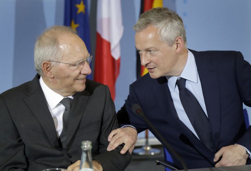 Německý ministr financí Wolfgang Schäuble (vlevo) a jeho francouzský protějšek Bruno Le Maire.