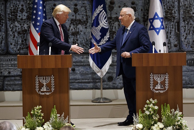 Americký prezident Donald Trump si potřásá rukou s izraelským prezidentem Reuvenem Rivlinem.