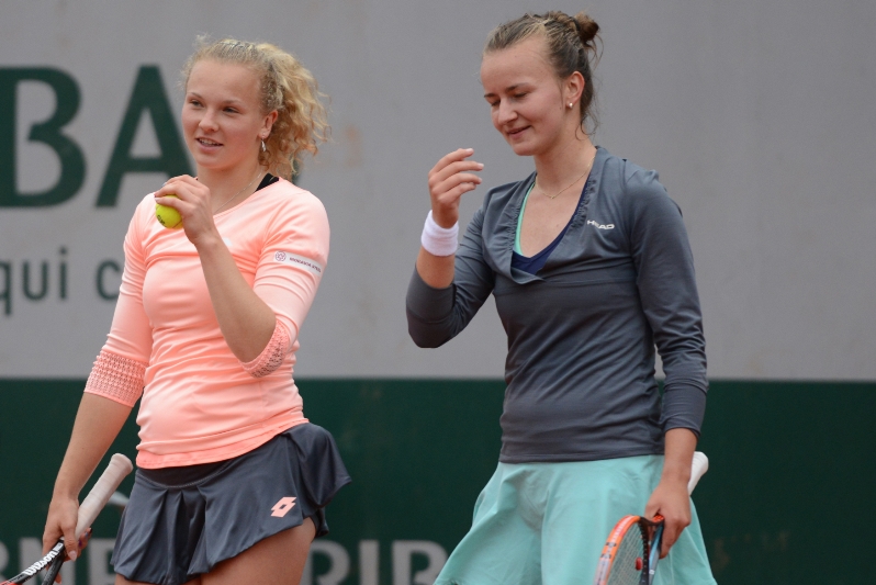 Barbora Krejčíková (vpravo) po roce vyhrála zápas na okruhu WTA. Barbora Krejčíková (vpravo) po roce vyhrála zápas na okruhu WTA.