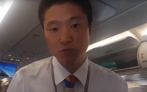 Stevard z letecké společnosti Asiana Airlines.