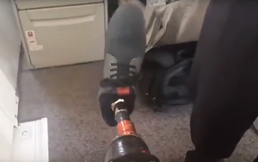Cestující s nožní protézou si musel v letadle přesednout.
