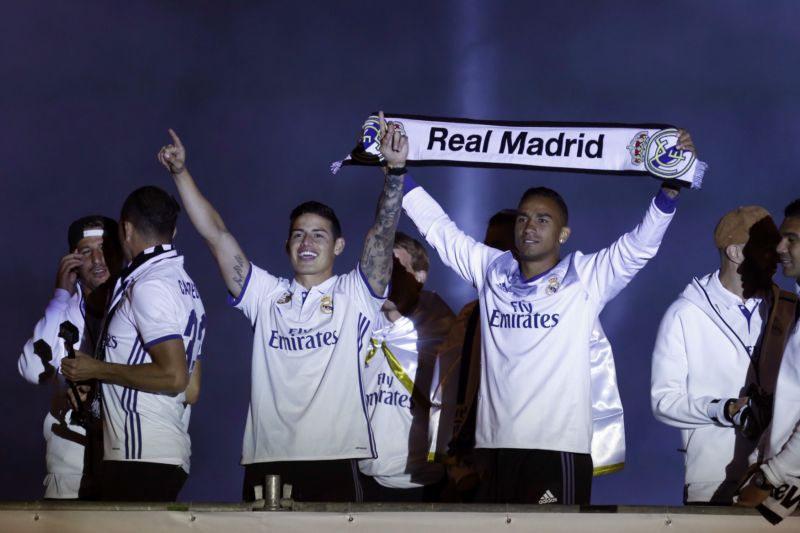 Fotbalisté Realu Madrid James Rodriguez a Danilo slaví zisk titulu. Fotbalisté Realu Madrid James Rodriguez a Danilo slaví zisk titulu.