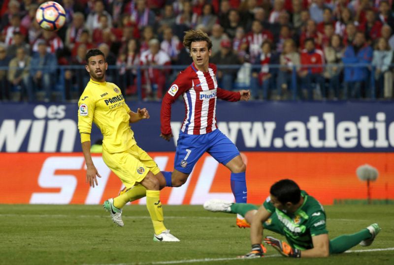 Musacchio a Griezmann v zápase Villarealu s Atlétikem.